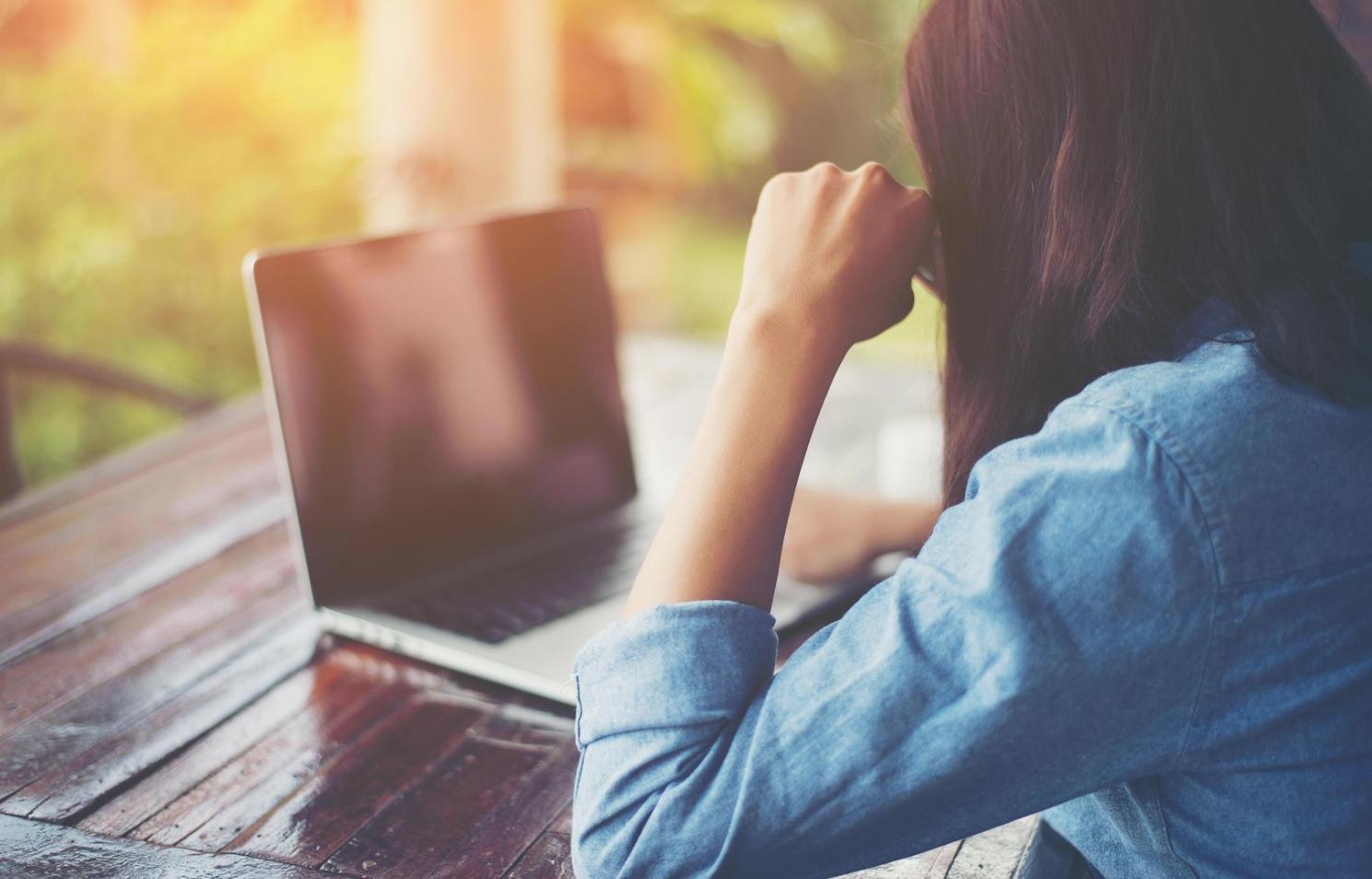 Entrepreneur travaillant sur sa stratégie financière