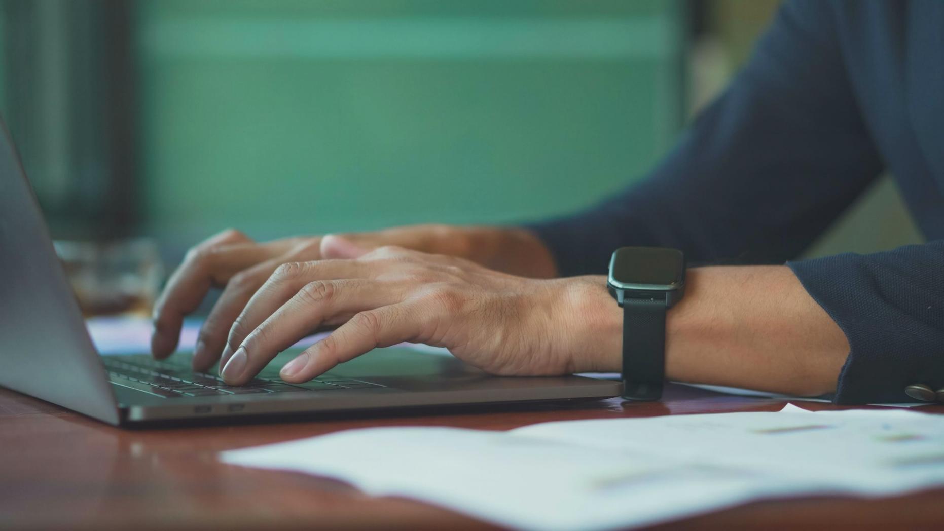 Entrepreneurs travaillant ensemble sur des concepts financiers