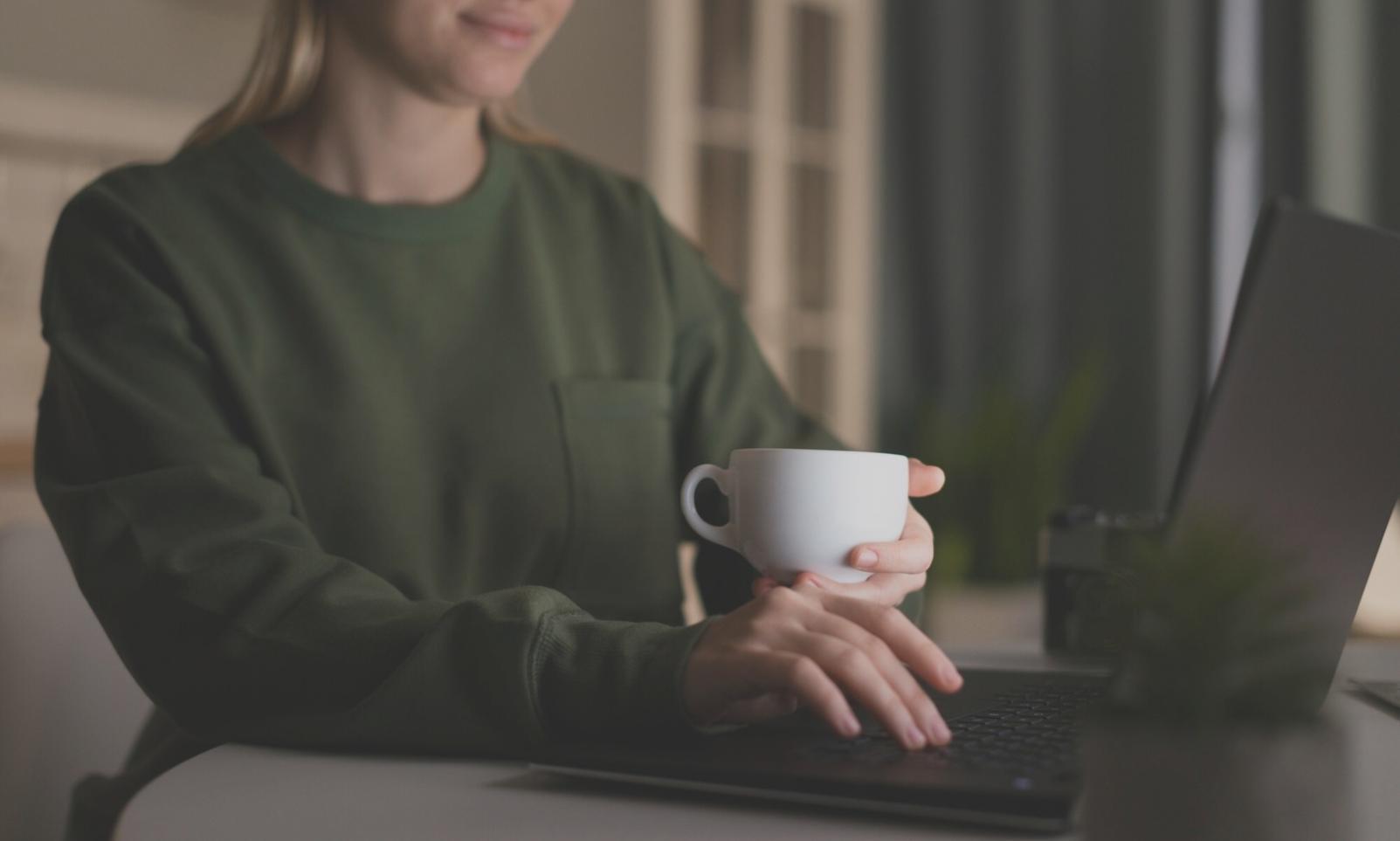 Espace collaboratif de travail où entrepreneurs et formateurs échangent sur des stratégies financières